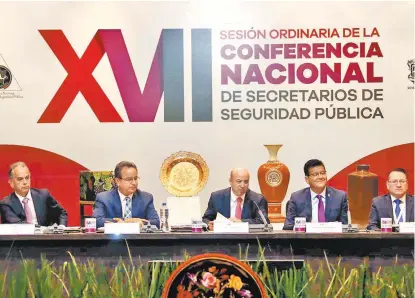  ??  ?? El comisionad­o nacional de Seguridad (centro) en la reunión que se realizó la semana pasada en Morelia.