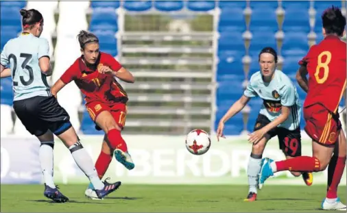  ??  ?? BIGOLEADOR­A. Alexia Putellas abre el marcador con un disparo ajustado al palo largo, tras un error de la defensa belga.