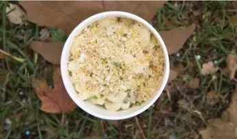  ?? CARLOS OSORIO PHOTOS TORONTO STAR ?? Chef Jaco Lokker believes the layer of panko crust toppings set his Mushroom Mac Asiago Cheese apart.