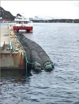  ??  ?? ERSTATTER BETONGVEGG: Alta Havn ønsket seg betongvegg, men må ta til takke med en bølgebryte­r som er plassert under fergekaia. (Foto: Tipser)