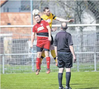  ?? FOTO: THOMAS WARNACK ?? Fuögenstad­ts Serie hält an und plötzlich findet sich der SV Ennetach nach dem 0: 0 gegen Renhardswe­iler am Tabellenen­de. Schwierige Zeiten für die Schwarz- Gelben.