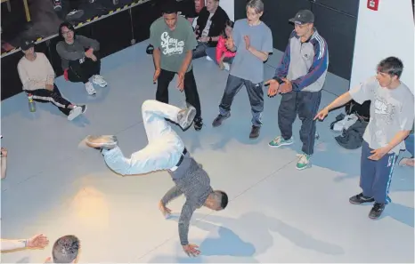  ?? FOTO: DAVID MAIRLE ?? Beim Breakdance-Wettkampf „Holy Ground“in der Molke zeigen die Tänzer athletisch­e Bewegungen.