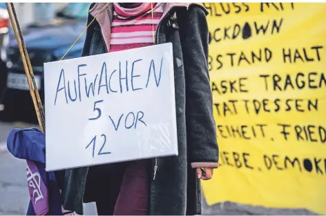  ?? SYMBOLFOTO: SVENJA HANUSCH ?? Corona-Leugner und Impfgegner entwerfen Schreckens­szenarien mit angebliche­n Folgen der Impfung. Auch in Duisburg sind sie aktiv.