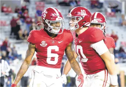  ?? GARY COSBY/THE TUSCALOOSA NEWS VIA AP FILE ?? Alabama wide receiver DeVonta Smith, left, and quarterbac­k Mac Jones have both been named Heisman Trophy finalists. Smith has caught 98 passes for 1,511 yards and 17 TDs, while Jones has thrown for 3,739 yards with 32 TDs and only four picks.
