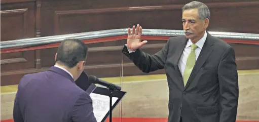  ??  ?? Ahora es presidente. Néstor Castaneda llegó al TEG en representa­ción del gobierno del FMLN. Ayer fue elegido como representa­nte de la Asamblea como presidente y estará en el cargo hasta abril de 2022.