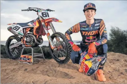  ??  ?? Jorge Prado posa sonriente junto a la KTM 450 SX-F 2020 con la que disputará su año de ‘rookie’ en MXGP.