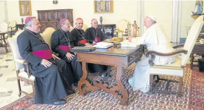  ?? AFP ?? La cúpula del Episcopado durante la audiencia con el Sumo Pontífice