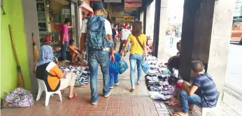  ?? (SUN.STAR FOTO/RUEL ROSELLO) ?? ILLEGAL VENDORS. DPWH 7 seeks the help of the Cebu City Government and officials of Associatio­n of Barangay Councils in removing illegal vendors on the roadsides, pedestrian lanes.