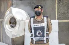  ?? — Reuters ?? A security officer stands guards next to Al-hajar al-aswad as first group of faithful performs Tawaf around Kaaba at the Grand Mosque during the annual Haj pilgrimage, in the holy city of Mecca, Saudi Arabia, on Sunday.