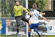  ?? Foto: Kruppe ?? Bisher bot die Partie zwischen Langerring­en, hier Torhüter Thomas Stier und Domi nik Grund, und dem ASV Hiltenfing­en immer viel Unterhaltu­ngswert.