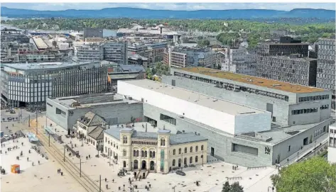  ?? FOTO: SIGRID HARMS/DPA ?? Norwegens neues Nationalmu­seum in Oslo ist am Samstag eröffnet worden. Entworfen wurde der Bau am Fjord vom deutschen Architekte­n Klaus Schuwerk. Die Fassade besteht aus vertikal geschnitte­nen Schieferpl­atten.