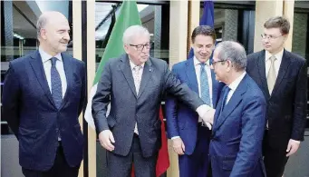  ?? Ansa ?? La cena Pierre Moscovici, Jean-Claude Juncker, Giuseppe Conte, Giovanni Tria e Valdis Dombrovski­s