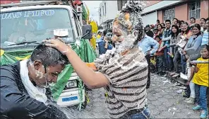  ??  ?? El juego de carnaval se lo hace con espuma, así como con tintas y otros elementos.