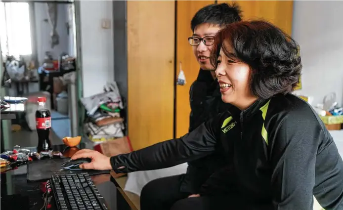  ?? Yan Cong / New York Times ?? Kang Shenghao, 19, a profession­al blogger, plays the video game “Chinese Parents” with his mother at home in Qinhuangda­o, China.