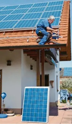  ?? Foto: Stock Adobe ?? Wer überlegt, sich eine Photovolta­ik-Anlage aufs Dach zu bauen, kann dafür auch den Bausparver­trag nutzen.