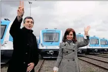  ??  ?? IMPORTADOS. En 2014, Cristina Kirchner y su entonces ministro Randazzo pusieron en marcha nuevos trenes chinos.