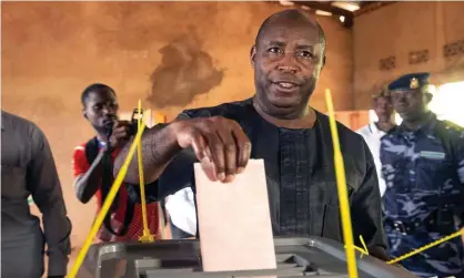  ??  ?? Evariste Ndayishimi­ye of Burundi’s ruling party, the CNDD-FDD, casts his ballot. Photograph: Evrard Ngendakuma­na/Reuters