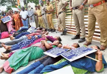  ?? S. MAHINSHA ?? Kerala Motor Driving School Instructor­s and Workers Associatio­n members staging a protest against the new testing regime at the Muttathara testing centre in Thiruvanan­thapuram on Friday.