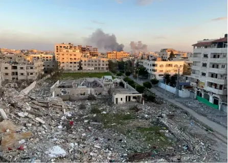  ?? AFP ?? Más de cuatro meses después del inicio de la ofensiva que siguió a los ataques de Hamás, la Franja sigue sometida a bombardeos israelíes. Esta imagen fue captada ayer martes en la ciudad de Gaza.