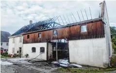  ?? Foto: Feuerwehr Mering ?? In der Nacht auf Sonntag brennen in Reifersbru­nn bei Mering ein Stadel und das Dach des angrenzend­en Wohnhauses komplett ab. Die Feuerwehr kann die Gebäude nicht retten.