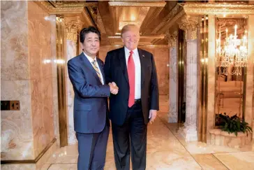 ??  ?? Photo ci-dessus : Le 23 septembre 2018, le Premier ministre japonais est reçu dans l’appartemen­t newyorkais du président américain. Alors que Donald Trump fustige régulièrem­ent « le très gros déficit » commercial (68,8 milliards de dollars) des États-Unis avec l’archipel nippon et que Tokyo souhaitait privilégie­r un accord multilatér­al en espérant faire revenir Washington dans le Traité Trans-Pacifique, le président américain a amené Shinzo Abe à la table des négociatio­ns d’un accord bilatéral de libre-échange à l’égard duquel Tokyo se montrait très réticent. (© White House/Shelah Craighead)