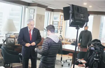  ?? FOTOS: RICHARD ULLOA ?? ►► El ex presidente en su oficina, preparándo­se para la entrevista.