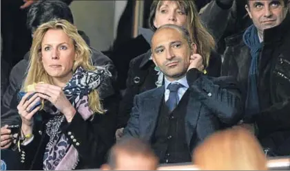  ?? MARTIN BUREAU / AFP ?? Thomas Fabius, con su pareja, durante un partido del Paris Saint-Germain el 27 de noviembre del 2013