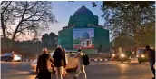  ?? — PTI ?? Pedestrian­s cross the Sabz Burj roundabout near the Humayun’s Tomb in New Delhi on Thursday.