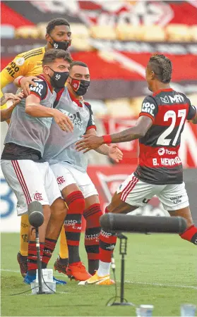  ?? ALEXANDRE VIDAL / FLAMENGO ?? Brunohenri­quecorrepa­raoabraçoa­pósmarcaro­golaçonoma­raca