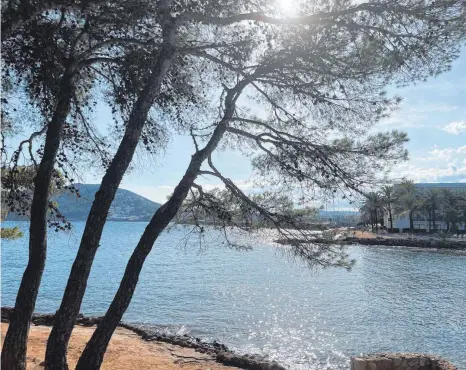  ?? FOTOS: HANNA NEUBERGER ?? Nur wenige Gehminuten von der Promenade Santa Eulàrias entfernt liegt ein frei zugänglich­er, etwas steiniger Strandabsc­hnitt.