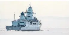  ?? FOTO: SCHULDT/DPA ?? Vor zwei Wochen ist die Fregatte „Hessen“aus dem Hafen von Wilhelmsha­ven ausgelaufe­n, um sich im Roten Meer am Schutz von Handelssch­iffen gegen Angriffe der vom Iran unterstütz­ten Huthi-Miliz zu beteiligen.
