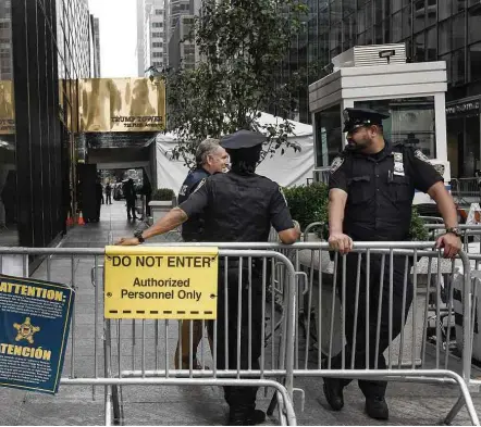  ?? Stephanie Keith/Reuters ?? Policiais instalam grades de bloqueio em frente à Trump Tower, em NY; segurança foi reforçada para Assembleia da ONU