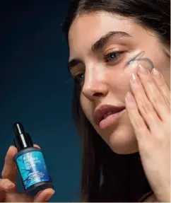  ??  ?? GUÍA DE USO Y DISFRUTE En cualquier rutina, se debe usar siempre Blue Radiance Enzymatic Serum por la noche y como último paso. Tras agitar el producto para combinar los activos, se aplica media pipeta en frente y mejillas.