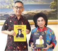  ?? DWI WAHYUNINGS­IH/JAWA POS ?? TUNJUKKAN KARYA BERSAMA: Prof dr Mohammad Yogiantoro SpPDKGH dan Prof dr Siti Musbadiany Soebadi Yogiantoro SpM (K).