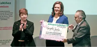  ??  ?? La candidata independie­nte a la Presidenci­a de la República, Margarita Zavala Gómez del Campo, firmó los compromiso­s del movimiento #MxporlaNiñ­ez a favor de ese sector.