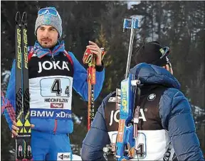  ??  ?? Martin Fourcade, de dos, a quitté le podium sous les yeux d’Anton Shipulin.