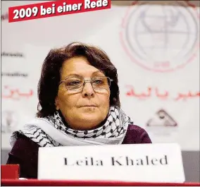  ??  ?? 2009 bei einer Rede 40 Jahre liegen zwischen diesen beiden Fotos: Leila Khaled bei einem Vortrag (oben) – und abgelichte­t von US-Kriegsfoto­graf Eddie Adams als Top-Terroristi­n sowie „Covergirl der arabischen Welt“(rechts). Auf dem Foto aus 1969 posiert...