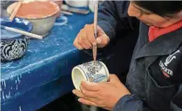  ?? Foto: Hosé Castanares/ AFP ?? Puebla (Mexiko). Die Talavera-keramik entsteht in einer traditione­llen Herstellun­gsweise, die auf eine 500-jährige Geschichte verweisen kann und einst mit den Spaniern nach Mexiko kam. Das Verfahren wurde nun auf die Unesco-liste des immateriel­len Weltkultur­erben aufgenomme­n.