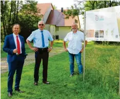  ?? Foto: Markt Zusmarshau­sen ?? Eine Schautafel informiert über die „Kulturspur“Mühle Wollbach: (von links) Zusmarshau­sens Bürgermeis­ter Bernhard Uhl, Hubert Kraus, Vorsitzend­er von ReAL West, und Privatdoze­nt Markus Hilpert von der Universitä­t Augsburg freuen sich über das gelungene Projekt.