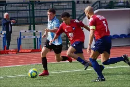  ?? (Photos Sy. M.) ?? Les Cagnois (en rouge) ont vu leur série de trois victoires d’affilée stoppée par de vaillants Roqueforto­is.