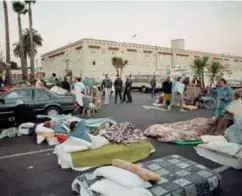  ?? DOUGLAS C. PIZAC, AP / NTB SCANPIX ?? I dager det 30 år siden California ble rystet av et kraftig jordskjelv, der blant annet broen mellom Oakland og San Francisco ble skadet. Minst ni ble drept og hundrevis såret. Mange valgte å sove utendørs de første dagene etter skjelvet, som på denne parkerings­plassen.