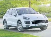  ?? FOTO: HERSTELLER ?? Der neue Cayenne wirkt noch breiter und bulliger. Die neongrünen Bremssätte­l und Applikatio­nen sind ein Hingucker.