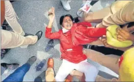  ?? DEEPAK GUPTA/HT ?? Samajwadi Party students’ wing members, who were protesting against unemployme­nt near the chief minister’s residence in Lucknow, being removed by police, on Thursday.