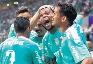  ?? ALEX SILVA / ESTADAO ?? Hat-trick. Jogadores do Palmeiras comemoram terceiro gol de Luiz Adriano no jogo