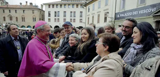  ?? (Bergamasch­i) ?? Tra i fedeli Claudio Cipolla, nuovo vescovo di Padova, tra la folla che ha atteso il suo arrivo in duomo domenica e, sotto, durante l’insediamen­to