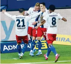  ?? Foto: Witters ?? Tim Leibold, Torschütze Sonny Kittel, Jairo Samperio und Jeremy Dudziak (von links) freuen sich über den herrlichen Treffer zum 2:0.