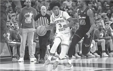  ?? PETRE THOMAS/USA TODAY SPORTS ?? Memphis guard Kendric Davis dribbles up the court as Tulane guard Jaylen Forbes defends during the first half on Saturday at Fedexforum.