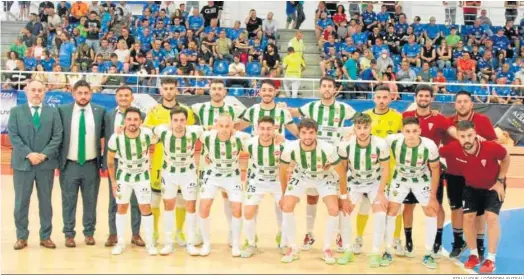  ?? EDU LUQUE / CÓRDOBA FUTSAL ?? La plantilla y cuerpo técnico del Córdoba Futsal posa antes del encuentro disputado el pasado sábado en Valdepeñas.