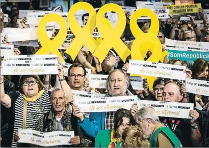  ?? LLIBERT TEIXIDÓ ?? Els manifestan­ts van exhibir a la plaça Catalunya pancartes i llaços grocs per reclamar la llibertat dels presos