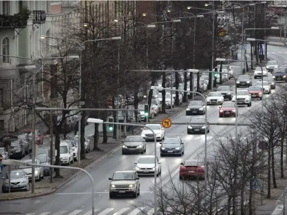  ?? FOTO: NIKLAS TALLQVIST ?? Trafikmäng­derna påverkar luftkvalit­eten mest i Helsingfor­s. Staden hoppas att fler bilister ska använda friktionsd­äck om vintern för att minska på gatudammet på våren.